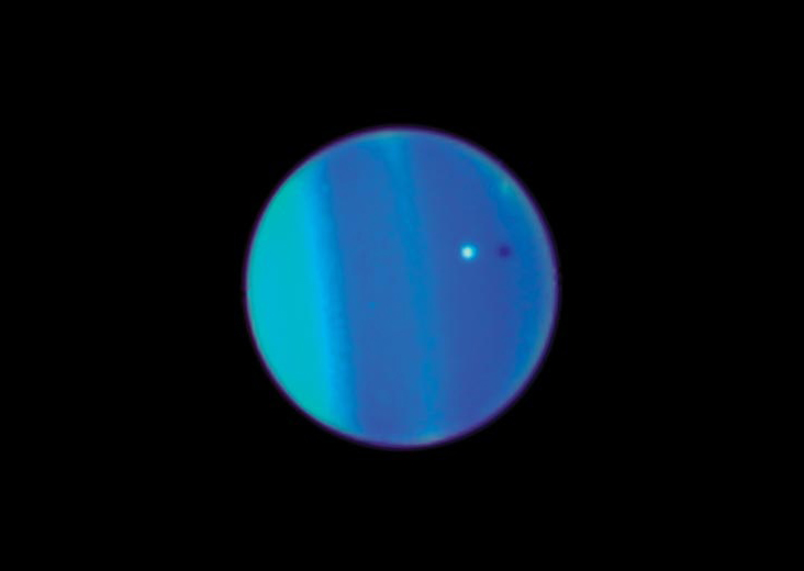 Ариэль на фоне облачного слоя Урана